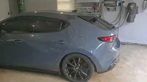 В комплект GT Sorta DIY 2019 года добавлены жалюзи на окнах и спойлер на крыше Mazda 3.